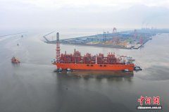中国自主研发建造的最大海上浮式液化天然气装置从江苏出海交付
